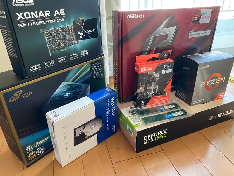 新しいPCのパーツの山